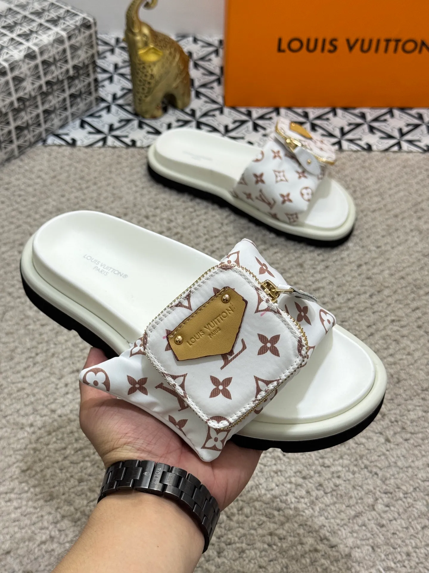Men's shoes 💰400 [New style] 🦇🦇Top original order [Louis Vuitton] Couple style 👫Spring and summer style🎯🎯As an active family in the fashion industry ⭐ Lv is characterized by bold innovation ⚡Fabric down cloth🔥 Combined outsole, clean and tidy ⚡Fashionable and generous🌹Multiple colors available..Size: 36-44 (45 customized